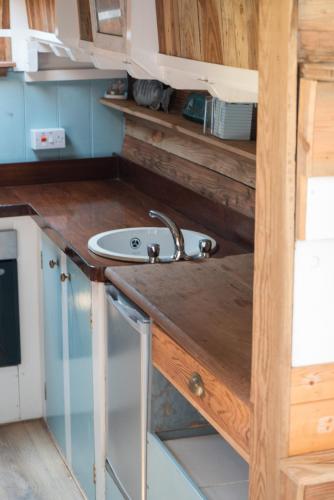 مطبخ, Swallowfield Glamping-Unsinkable in بيمينيستر مطبخ, Swallowfield Glamping-Unsinkable in بيمينيستر