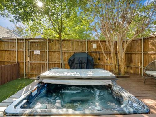 3-BD 2-BA Northern Dallas Retreat Hot Tub and BBQ in Plano (Texas) 3-BD 2-BA Northern Dallas Retreat Hot Tub and BBQ in Plano (Texas)
