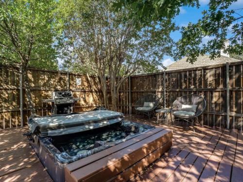 3-BD 2-BA Northern Dallas Retreat Hot Tub and BBQ in Plano (Texas) 3-BD 2-BA Northern Dallas Retreat Hot Tub and BBQ in Plano (Texas)