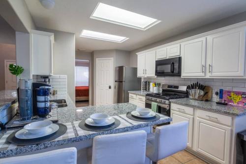 Cozy & Modern 5BR Smart Home with Yard and BBQ in Cypress Cozy & Modern 5BR Smart Home with Yard and BBQ in Cypress