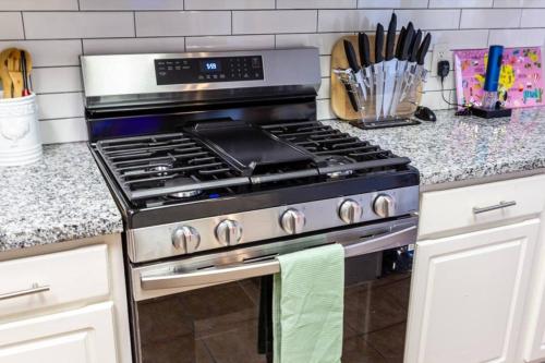 Cozy & Modern 5BR Smart Home with Yard and BBQ in Cypress Cozy & Modern 5BR Smart Home with Yard and BBQ in Cypress