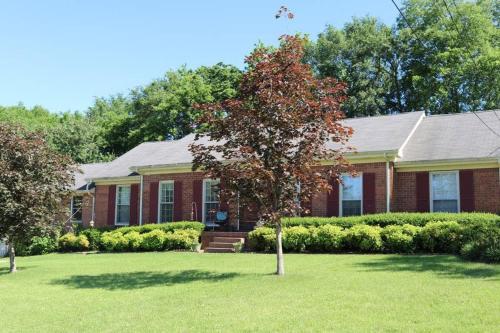 3-Bedroom Retreat with Private Yard in Hendersonville 3-Bedroom Retreat with Private Yard in Hendersonville