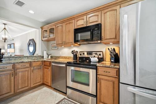 Oceanfront Summerhouse Condo Pool Tennis BBQ in Crescent Beach Oceanfront Summerhouse Condo Pool Tennis BBQ in Crescent Beach