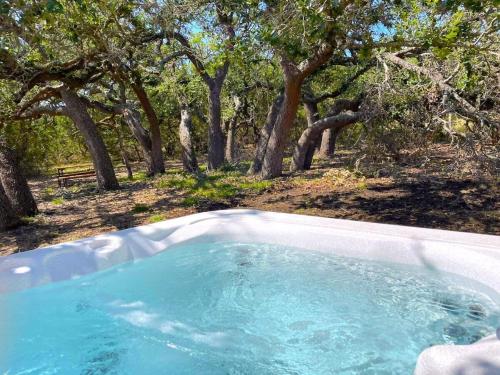 French Kiss Cottage Romantic Escape with Hot Tub in Stonewall (TX) French Kiss Cottage Romantic Escape with Hot Tub in Stonewall (TX)