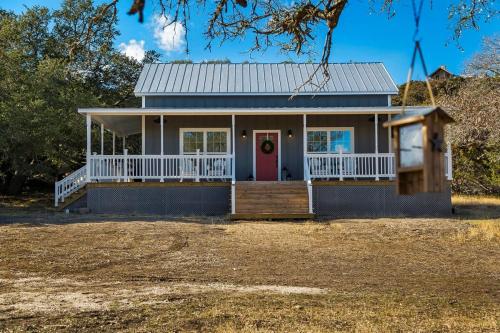French Kiss Cottage Romantic Escape with Hot Tub in Stonewall (TX) French Kiss Cottage Romantic Escape with Hot Tub in Stonewall (TX)
