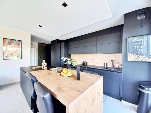 Kitchen, Spacieux T3-Toit terrasse-Clim-wifi-piscine in Cais Kitchen, Spacieux T3-Toit terrasse-Clim-wifi-piscine in Cais