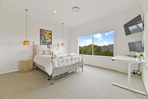 White Haven - Luxe Abode, Firepit, Mountain Views