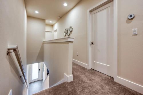 Spacious, New, Modern Retreat in Disney West Area Spacious, New, Modern Retreat in Disney West Area