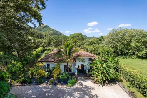 Stylish Home with Chic Decor, Luxury Amenities & Tropical Outdoor Oasis with Sparkling Private Pool in Brasilito Stylish Home with Chic Decor, Luxury Amenities & Tropical Outdoor Oasis with Sparkling Private Pool in Brasilito