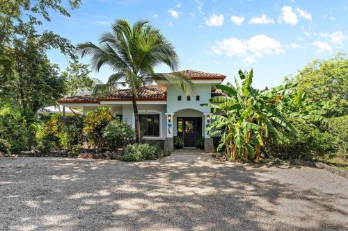 Stylish Home with Chic Decor, Luxury Amenities & Tropical Outdoor Oasis with Sparkling Private Pool in Brasilito Stylish Home with Chic Decor, Luxury Amenities & Tropical Outdoor Oasis with Sparkling Private Pool in Brasilito