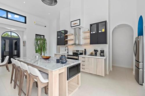 4-BD Home with Private Pool Walk to Beach in พอเทรโร่ 4-BD Home with Private Pool Walk to Beach in พอเทรโร่