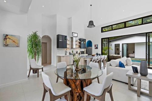 4-BD Home with Private Pool Walk to Beach in พอเทรโร่ 4-BD Home with Private Pool Walk to Beach in พอเทรโร่