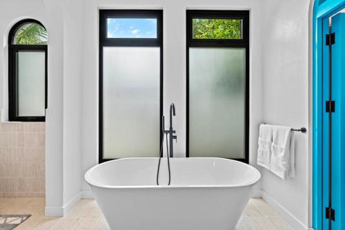 4-BD Home with Private Pool Walk to Beach in พอเทรโร่ 4-BD Home with Private Pool Walk to Beach in พอเทรโร่