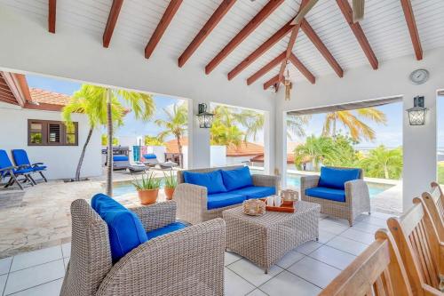 Casa Bunita Bista with Pool and Great Views in Santa Barbara Casa Bunita Bista with Pool and Great Views in Santa Barbara