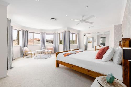 Pool Sauna Cinema Office Room 4BR Spacious house in Benowa Pool Sauna Cinema Office Room 4BR Spacious house in Benowa
