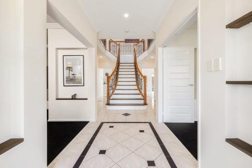 Pool Sauna Cinema Office Room 4BR Spacious house in Benowa Pool Sauna Cinema Office Room 4BR Spacious house in Benowa