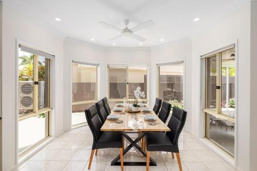 Pool Sauna Cinema Office Room 4BR Spacious house in Benowa Pool Sauna Cinema Office Room 4BR Spacious house in Benowa