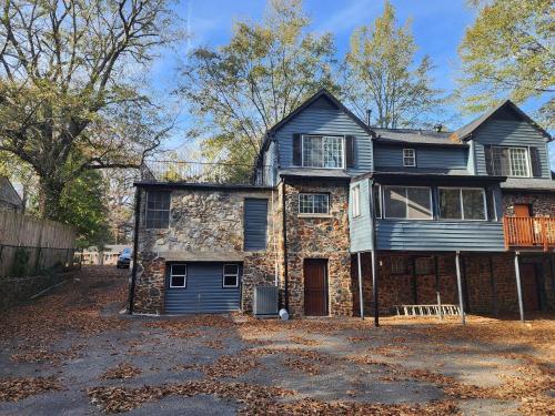Atlanta Cabin Getaway! 4br, 11 Minutes to Downtown in East Atlanta Atlanta Cabin Getaway! 4br, 11 Minutes to Downtown in East Atlanta