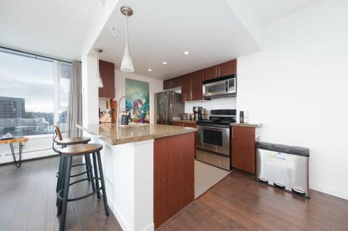 Sub-Penthouse Apartment with Jacuzzi Pool & Sauna