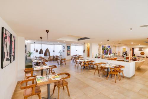 レストラン, レモン トゥリー ホテル チャンディガー (Lemon Tree Hotel Chandigarh) in チャンディガル レストラン, レモン トゥリー ホテル チャンディガー (Lemon Tree Hotel Chandigarh) in チャンディガル