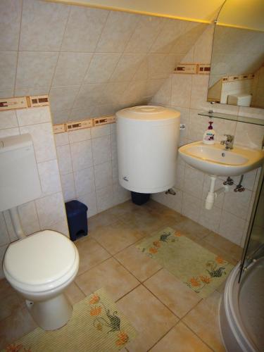 Bathroom, Ginkgo Apartman in Eger Bathroom, Ginkgo Apartman in Eger
