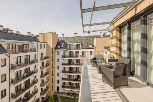 Bright Top Floor Home with Parking