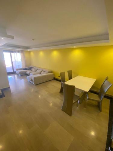 Apartamento en primera linea en Estepona in โลส กรานาโดส เดล มาร์ Apartamento en primera linea en Estepona in โลส กรานาโดส เดล มาร์