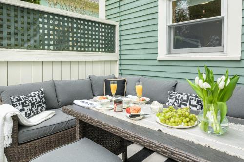 Létesítmények, The Front Porch Vacation Rentals in Bristol (RI) Létesítmények, The Front Porch Vacation Rentals in Bristol (RI)
