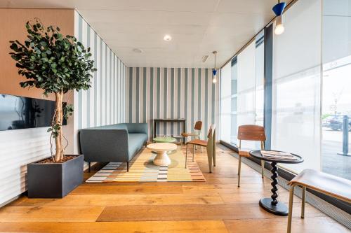 Зовнішній вигляд готелю, B&B HOTEL Lausanne Crissier in Крісьєр Зовнішній вигляд готелю, B&B HOTEL Lausanne Crissier in Крісьєр