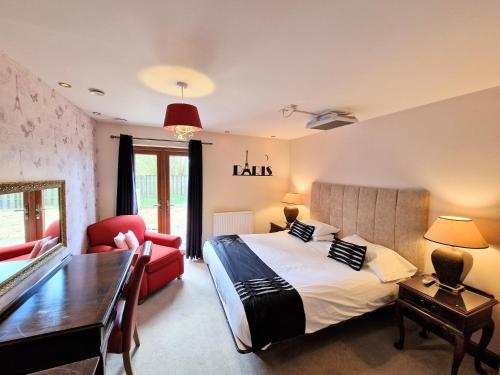 Lbtie Lodge with Two Private Hot Tubs - Fife - Loch Leven - Lomond Hills in Bowershall Lbtie Lodge with Two Private Hot Tubs - Fife - Loch Leven - Lomond Hills in Bowershall