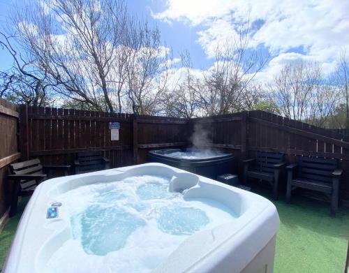 Lbtie Lodge with Two Private Hot Tubs - Fife - Loch Leven - Lomond Hills in Bowershall Lbtie Lodge with Two Private Hot Tubs - Fife - Loch Leven - Lomond Hills in Bowershall