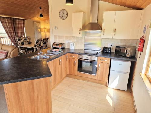Lomond 3 with Private Hot Tub - Fife - Loch Leven - Lomond Hills -Pet Friendly in Bowershall Lomond 3 with Private Hot Tub - Fife - Loch Leven - Lomond Hills -Pet Friendly in Bowershall