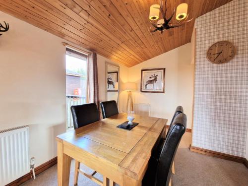 Lomond 5 with Private Hot Tub - Fife - Loch Leven - Lomond Hills - Pet Friendly in Bowershall Lomond 5 with Private Hot Tub - Fife - Loch Leven - Lomond Hills - Pet Friendly in Bowershall
