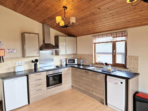 Lomond 5 with Private Hot Tub - Fife - Loch Leven - Lomond Hills - Pet Friendly in Bowershall Lomond 5 with Private Hot Tub - Fife - Loch Leven - Lomond Hills - Pet Friendly in Bowershall