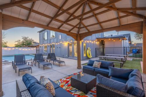 Extravagant Home-Pool-Gazebo-Games-5KingBeds-PHX