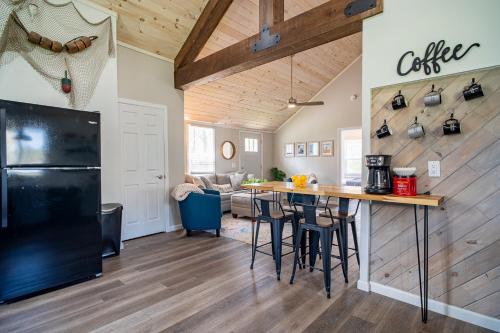 Dapur, Renovated Retreat Home in Huron walking distance to beach in Huron (OH) Dapur, Renovated Retreat Home in Huron walking distance to beach in Huron (OH)