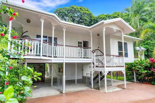 'Tropical Refuge' Classic Queenslander Paradise in Stratford 'Tropical Refuge' Classic Queenslander Paradise in Stratford