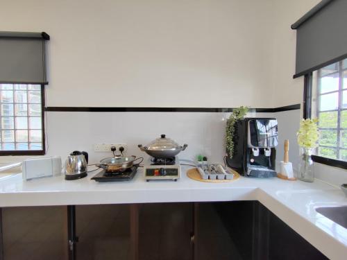 Kitchen, Sunway Tambun Salesman Stay 5 Bedroom 10pax by IWH near Elightened Heart Buddhist Kitchen, Sunway Tambun Salesman Stay 5 Bedroom 10pax by IWH near Elightened Heart Buddhist