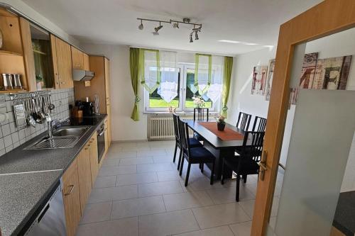 Konyha, FeWoRebbe familienfreundliche grosse, ruhige und helle Wohnung in Heitersheim Konyha, FeWoRebbe familienfreundliche grosse, ruhige und helle Wohnung in Heitersheim