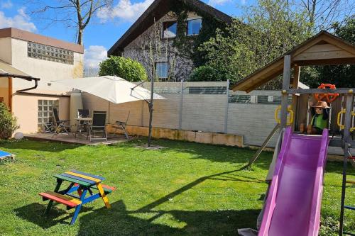 Játszótér, FeWoRebbe familienfreundliche grosse, ruhige und helle Wohnung in Heitersheim Játszótér, FeWoRebbe familienfreundliche grosse, ruhige und helle Wohnung in Heitersheim