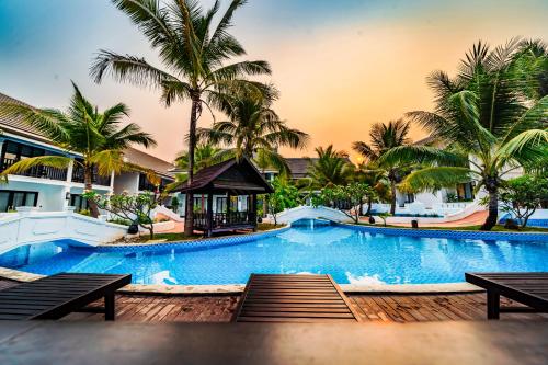 Swimming pool, Manyo Hotel and Resort in Nam Khan River Swimming pool, Manyo Hotel and Resort in Nam Khan River