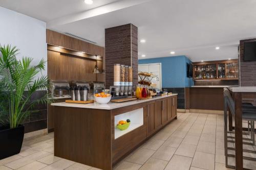 Makanan dan Minuman, Hilton Garden Inn Calgary Airport in Calgary (AB) Makanan dan Minuman, Hilton Garden Inn Calgary Airport in Calgary (AB)