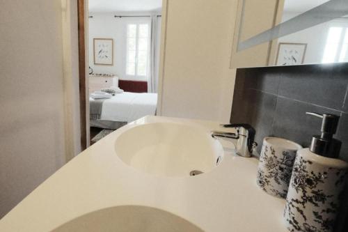 Bathroom, La Maison Reverdi in Lamarque Bathroom, La Maison Reverdi in Lamarque