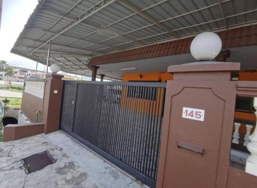 Exterior view, IPOH Be-Shine TAMAN WANG 13-14pax Homestay with 6Bedrooms, 6Bathroom, 1Living, 1Dining, 1Kitchen wit in Falim Exterior view, IPOH Be-Shine TAMAN WANG 13-14pax Homestay with 6Bedrooms, 6Bathroom, 1Living, 1Dining, 1Kitchen wit in Falim