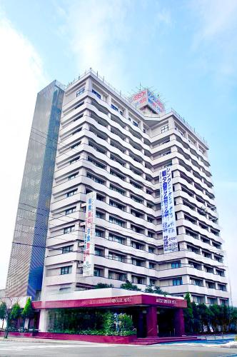 Exterior view, Matsue Universal Hotel main building in Matsue Exterior view, Matsue Universal Hotel main building in Matsue