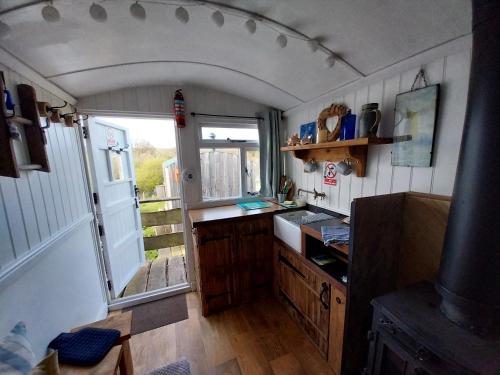 Kitchen, Meadowbeck - Shepherd Huts in Flask Kitchen, Meadowbeck - Shepherd Huts in Flask