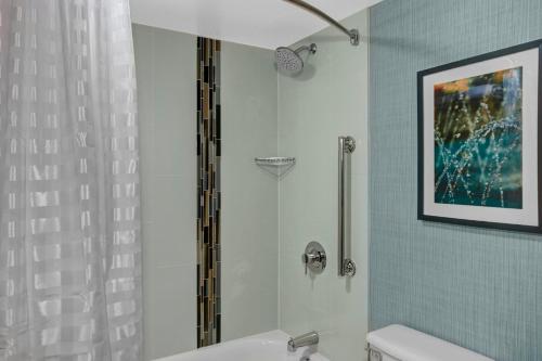 Fürdőszoba, Candlewood Suites Cincinnati Northeast - Mason By IHG in Mason Fürdőszoba, Candlewood Suites Cincinnati Northeast - Mason By IHG in Mason