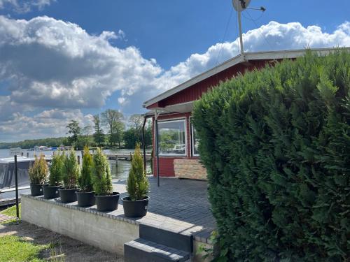 Bungalow direkt am See - Toilette und Dusche in separatem Gebäude