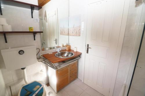 ห้องน้ำ, Casa das Marias by Gerês Casas (Casa das Marias by Geres Casas) in โกวิเด ห้องน้ำ, Casa das Marias by Gerês Casas (Casa das Marias by Geres Casas) in โกวิเด