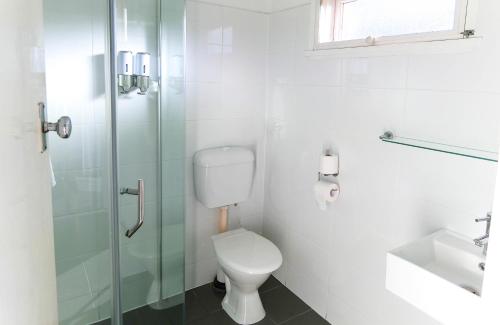 Bathroom, Tamworth City Motel in Tamworth Bathroom, Tamworth City Motel in Tamworth